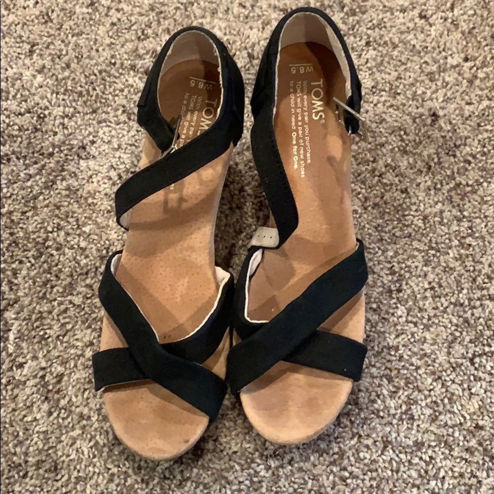 Tom’s black strappy wedges